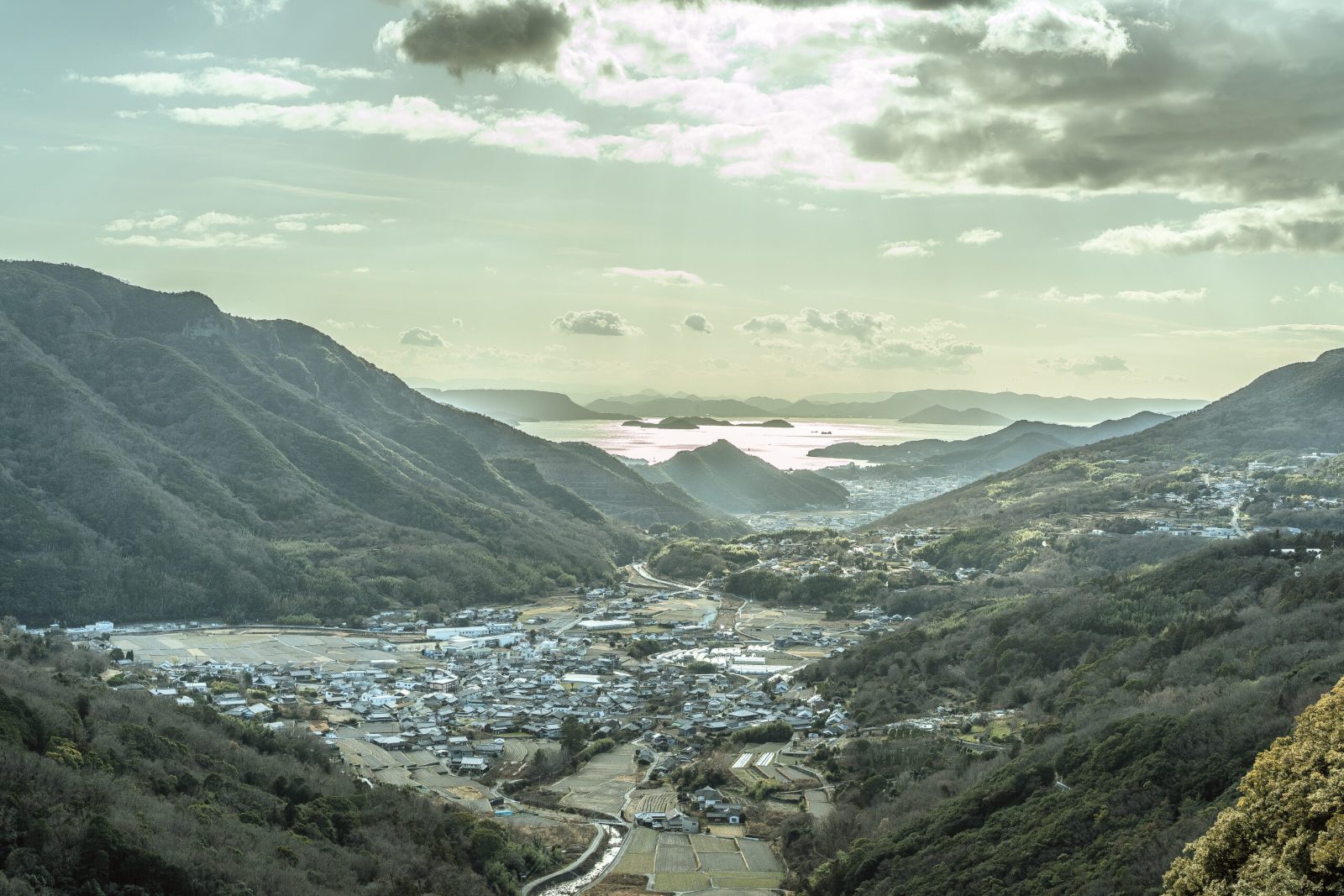 山あいに広がる町並み