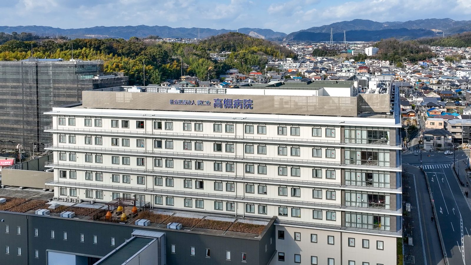 総合病院の建物と街並み