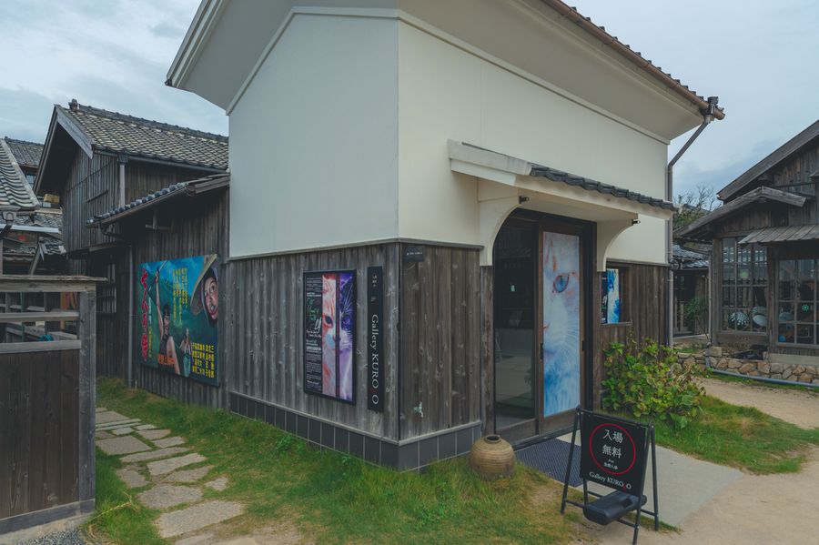 二十四の瞳映画村の建物の壁面に掲出された写真展のポスター